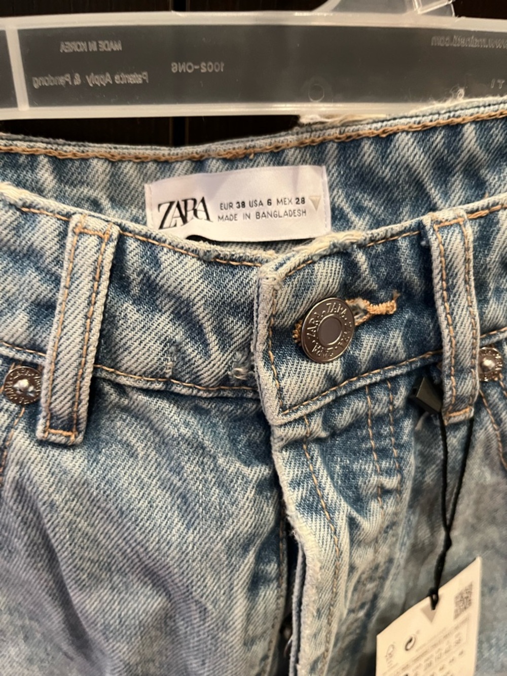 Zara Light Wash Distressed Denim Shorts - Women Size 6 - Picture 2 of 6